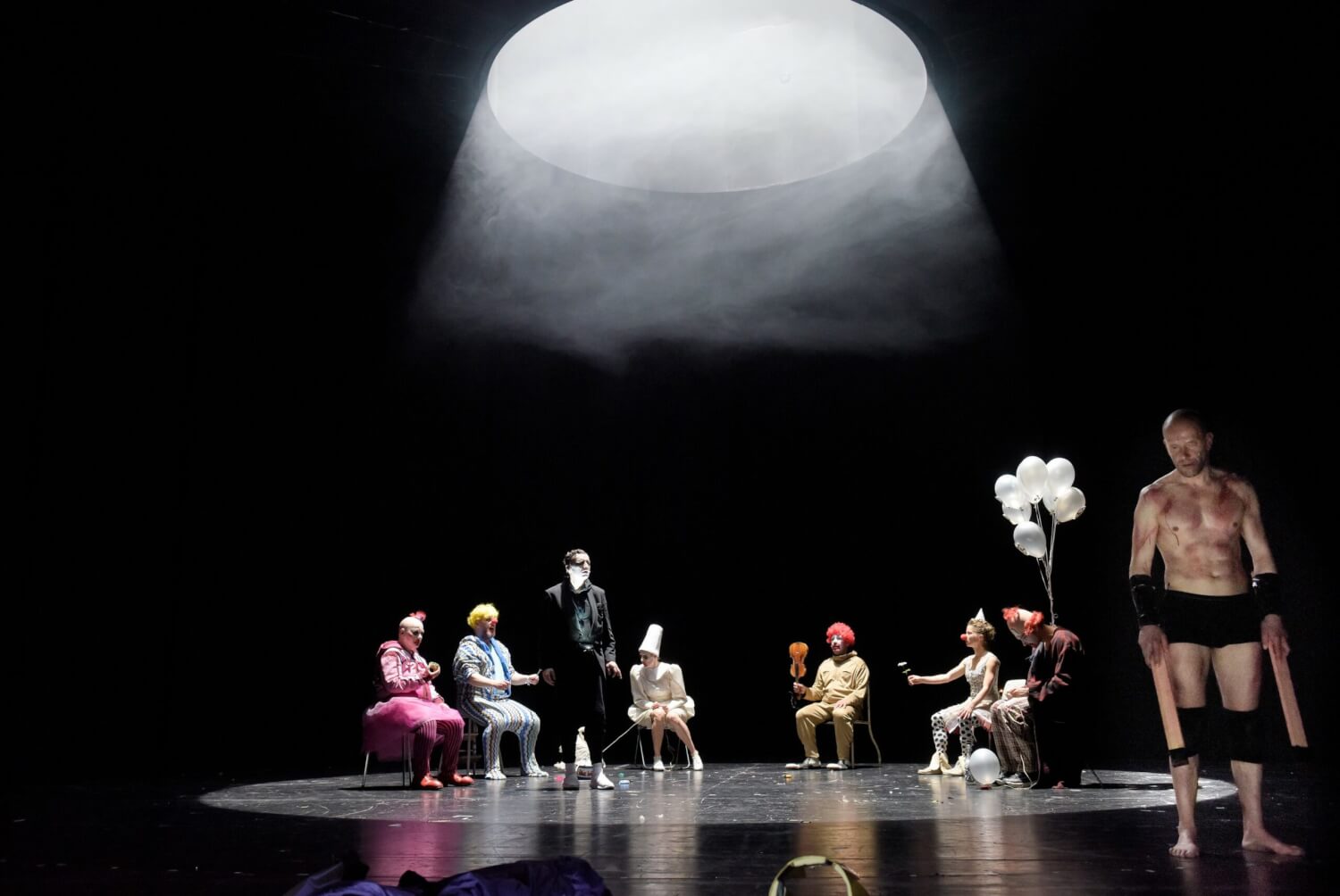 Ensembleszene mit Christian Friedel als Erzähler (in schwarz) und Robert Kuchenbuch als Winston Smith (vorn r.)