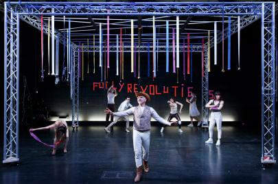 Ensembleszene aus der Uraufführung "Abfall der Welt" mit Klaus Cofalka-Adami (Mitte vorn)