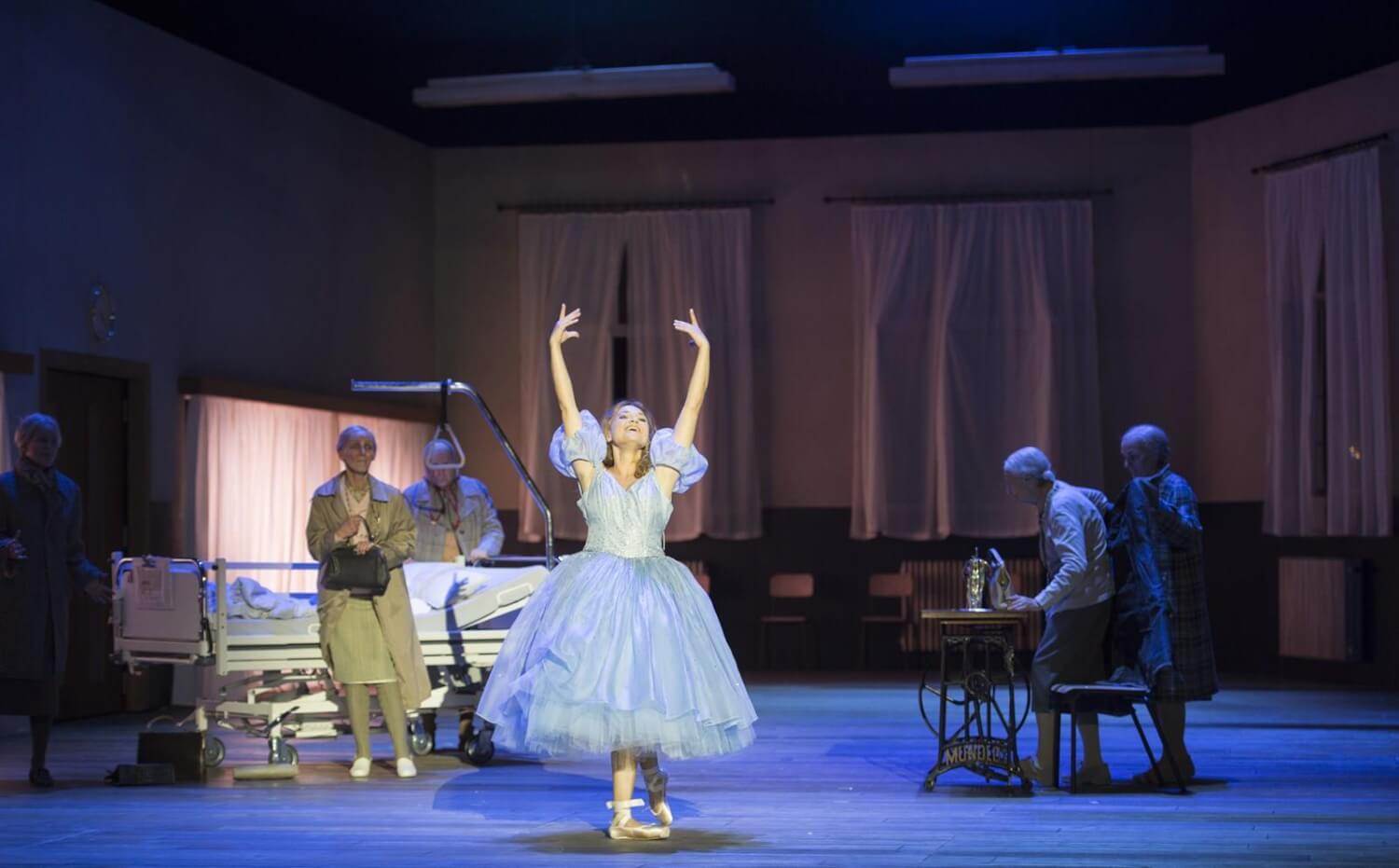Zoe Kissa (Dorothée), Agnes Zwierko (Madame de la Haltière) und Mirka Wagner (Noémie)