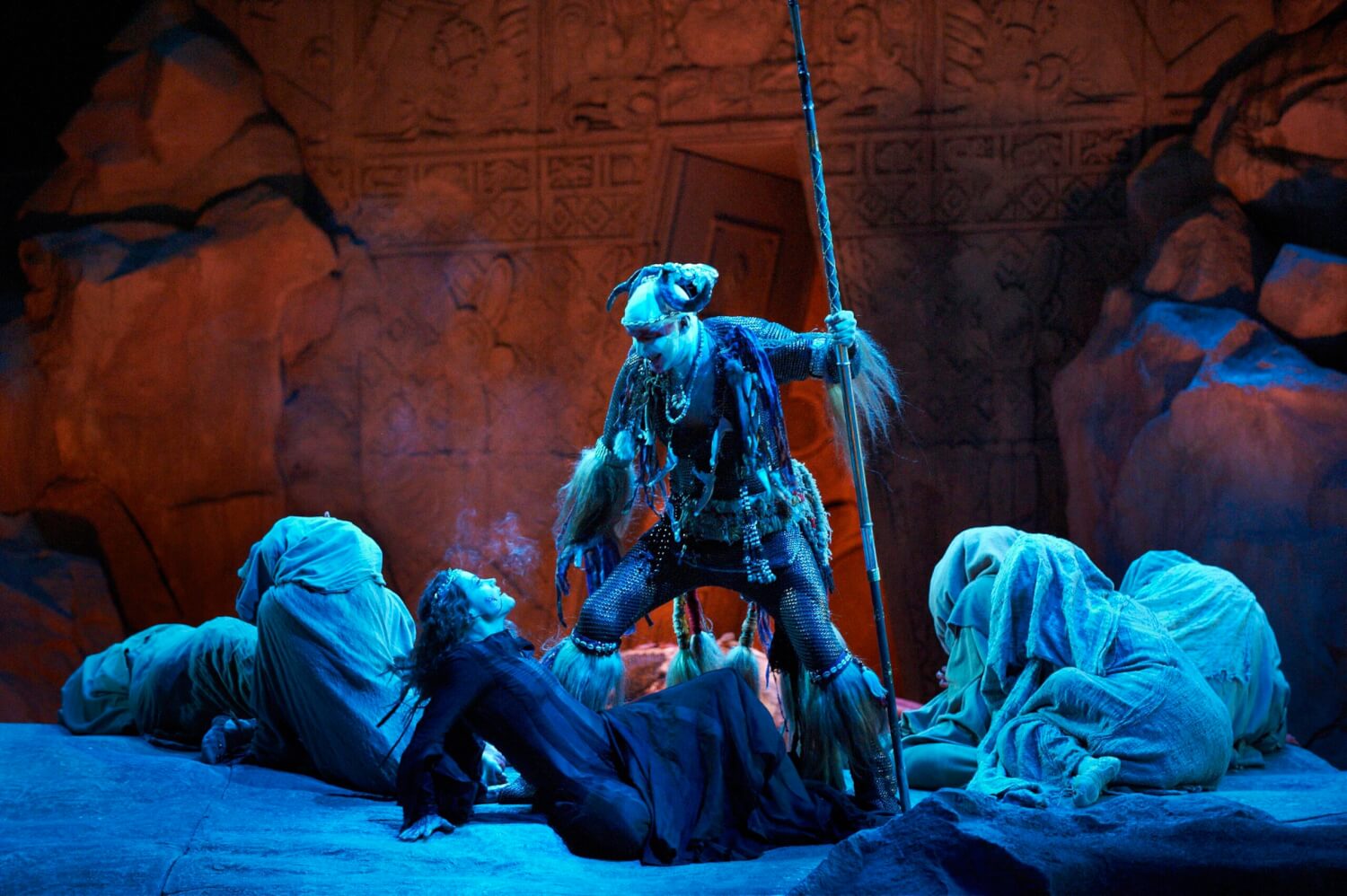 Klingsor (Thomas Jesatko) und Kundry (Evelyn Herlitzius) im Zauberschloss des zweiten Aufzugs.