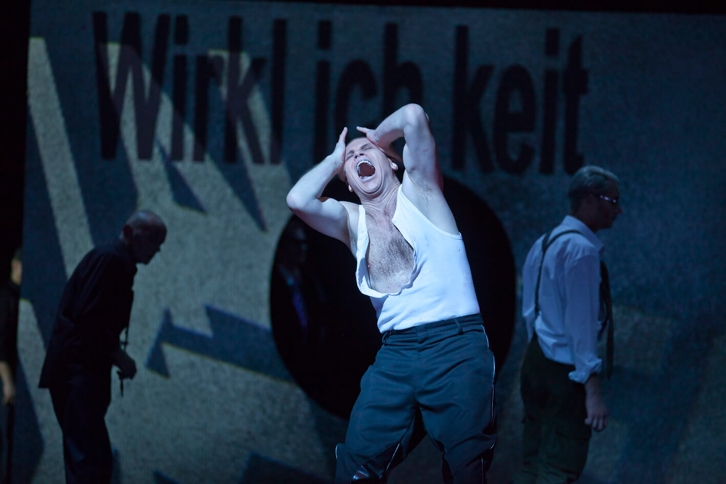 Verzweifelung auf der Heide: Bo Skovhus als König Lear, im Hintergrund Erwin Leder (Narr) und Lauri Vasar (Graf von Gloster) 