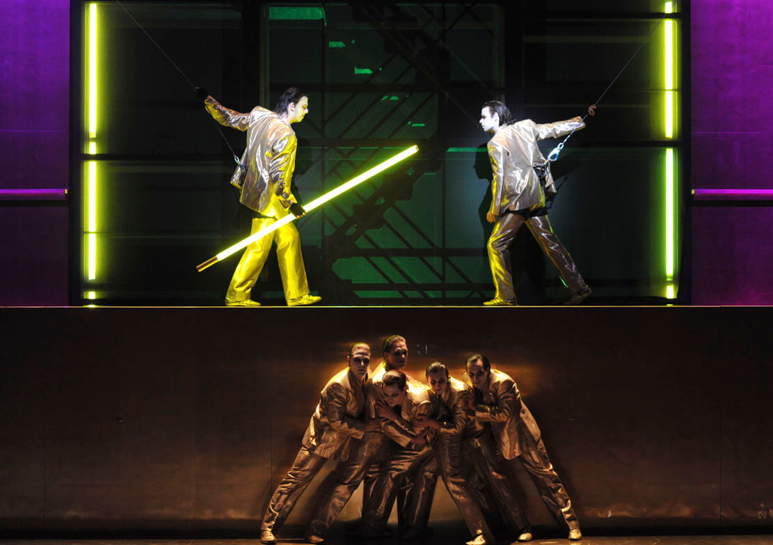 Lars Møller, Szabolcs Brickner und Schauspieler-Chor in dem angeketteten "Temistocle" am Nationaltheater Mannheim.