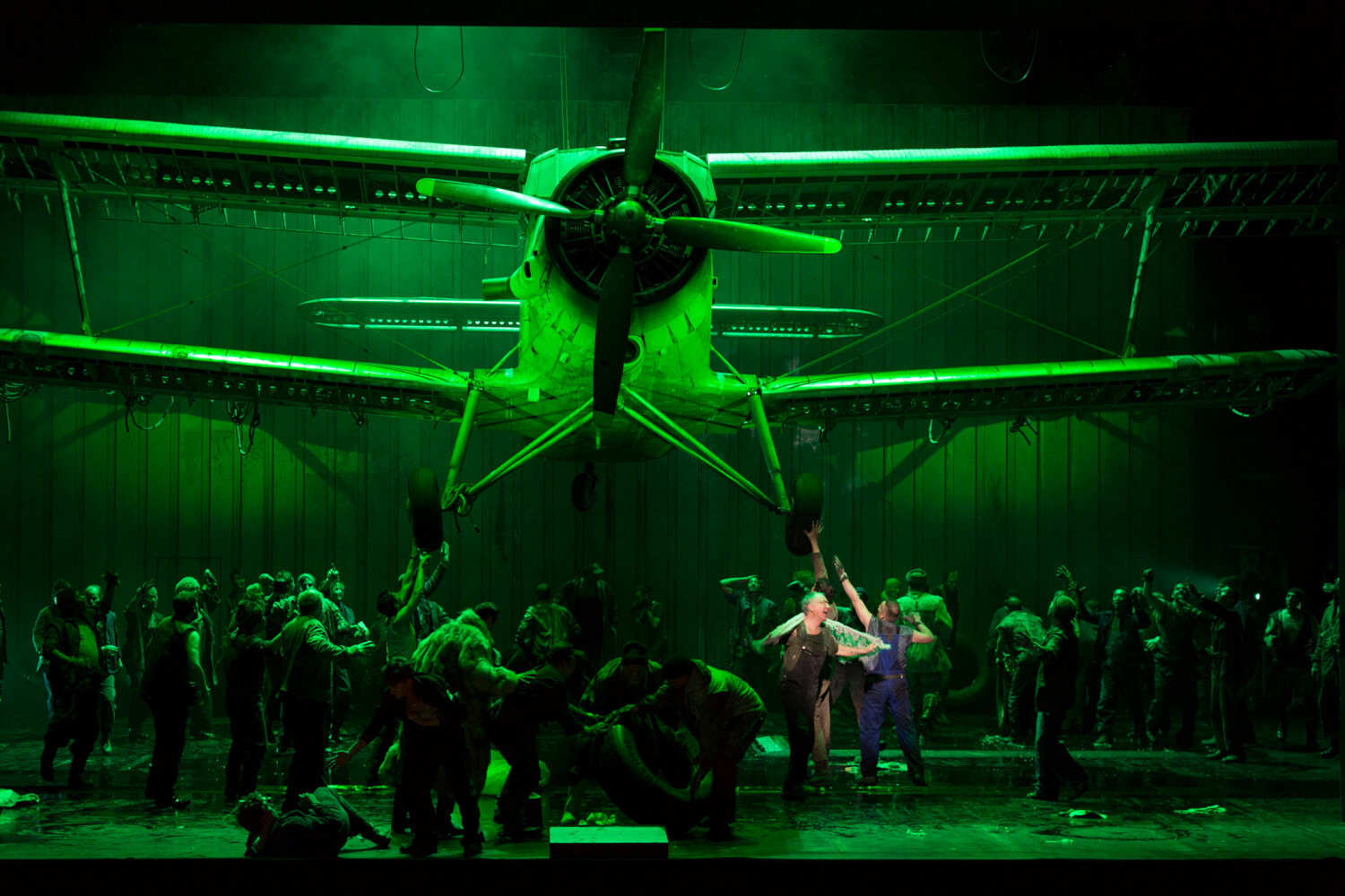 Die Denic-Drehbühne dominiert auch "Aus einem Totenhaus" an der Bayerischen Staatsoper