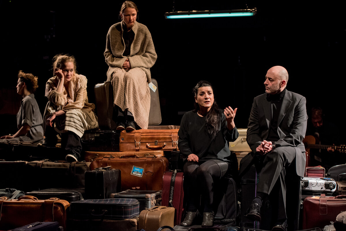 Szene mit Tiana Kruškic, Johanna von Gutzeit, Katrin Steinke Quintana, Hevi Yusef, Jürgen Kaczmarek und Jasmin Kruškic