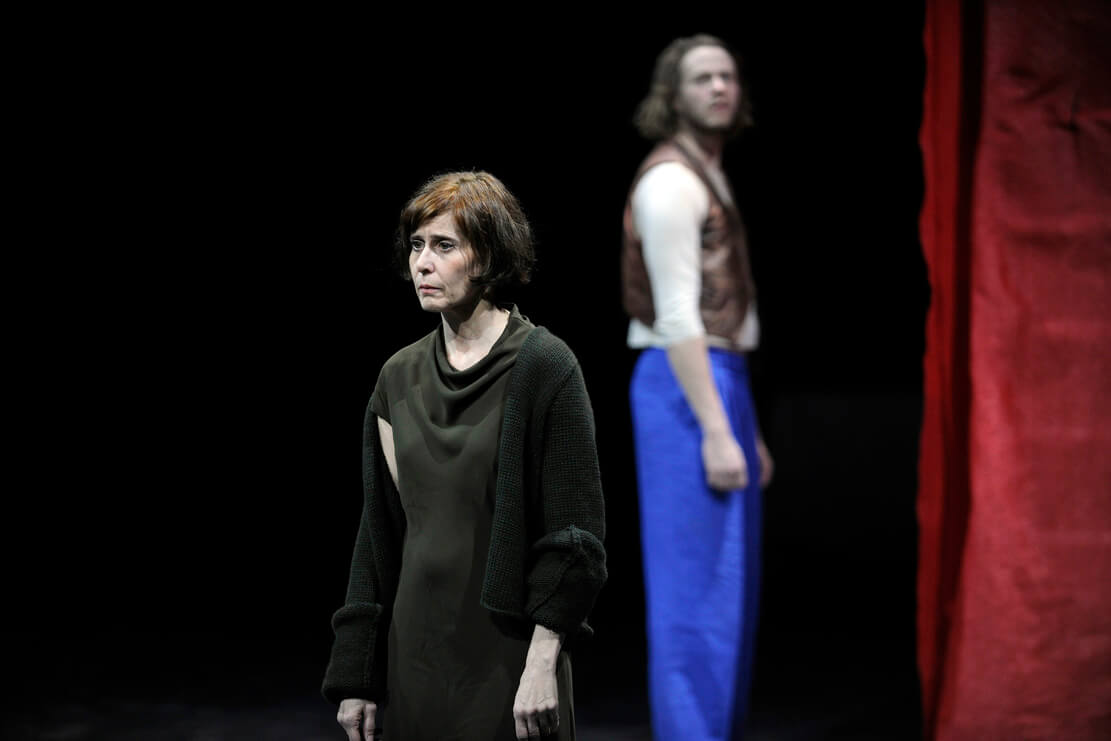 Karin Pfammatter und Ingo Tomi in "Puppen" am Düsseldorfer Schauspielhaus.