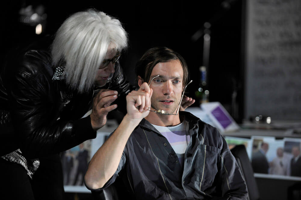 Moritz Führmann und Christoph Luser in "Karte und Gebiet" im Kleinen Haus des Düsseldorfer Schauspielhauses.