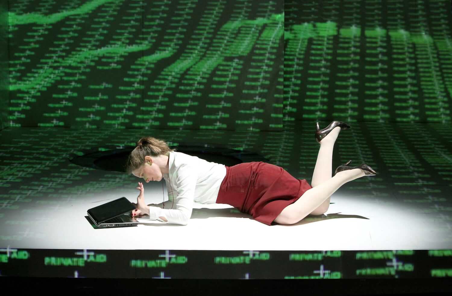 Claude de Demo als Netzwerkerin jenseits der nächsten Menschen in "X Freunde" am Schauspiel Frankfurt.