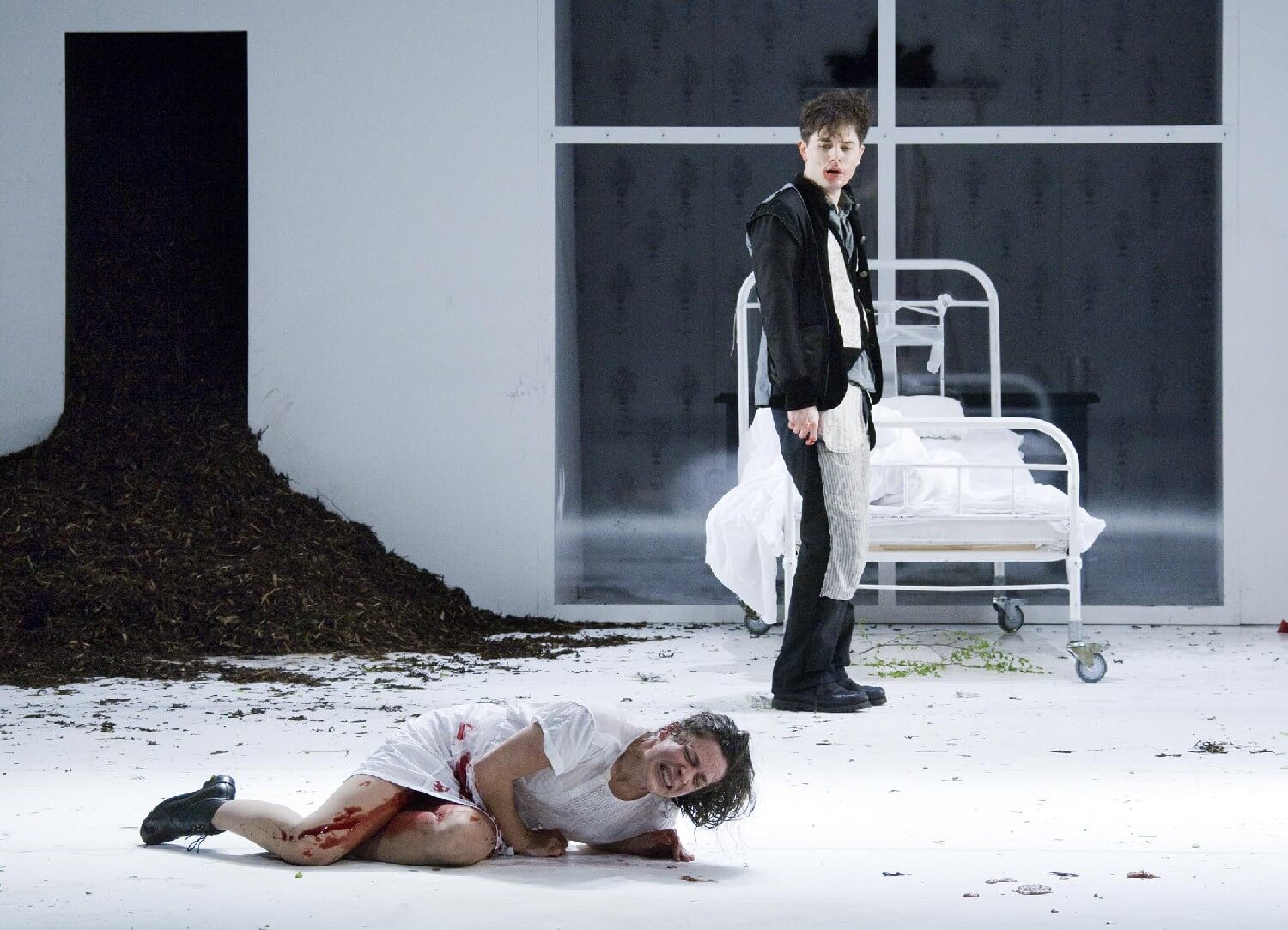 Ines Schmiedt und Tobias Ulrich in "Jagdszenen aus Niederbayern" am Landestheater Niederbayern.