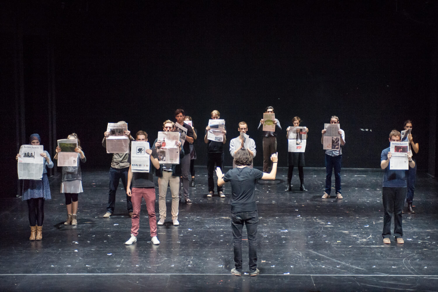 Ensembleszene aus "36566 Tage"