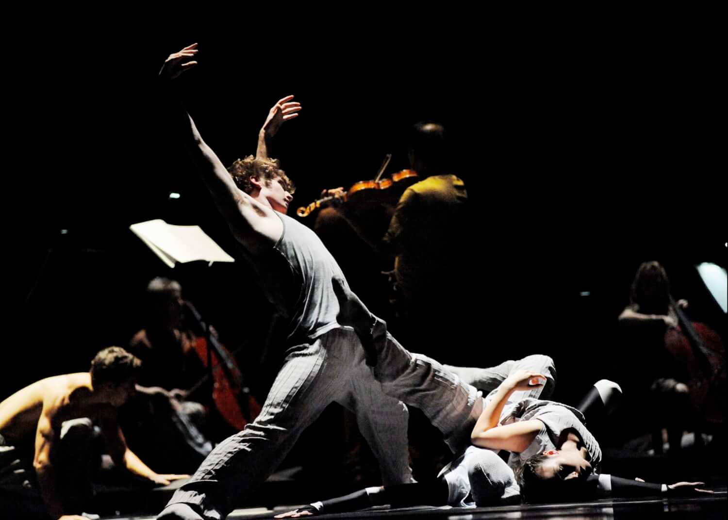 Das Laban-Tanz-Projekt "Loops and Lines" von Stephan Thoss mit dem Ensemble Modern am Hessischen Staatstheater Wiesbaden