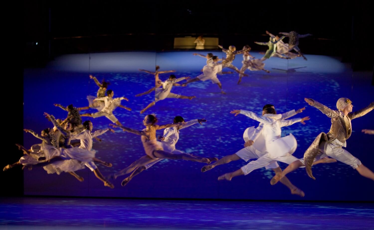 Ensemble aus Jörg Mannes „Alice im Wunderland“. 