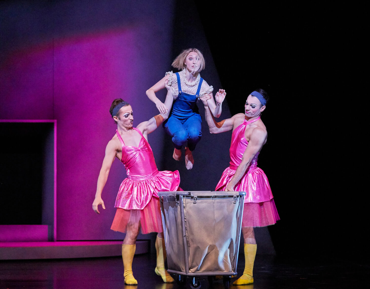 Szene mit Aleksey Zagorulko, Cara Hopkins und Davit Bassénz 