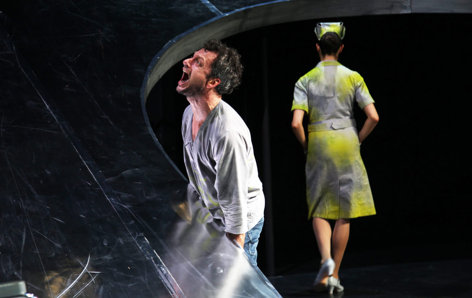 Samir Akika choreografiert am Theater Bremen Ken Keseys „Einer flog über das Kuckucksnest“