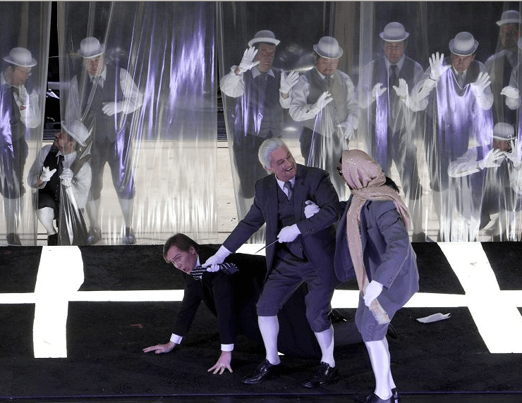 Renatos Demütigung durch die Verschwörer: Heikki Kilpeläinen, Hans-Otto Weiß und José Gallisa in Tatjana Gürbacas Inszenierung.