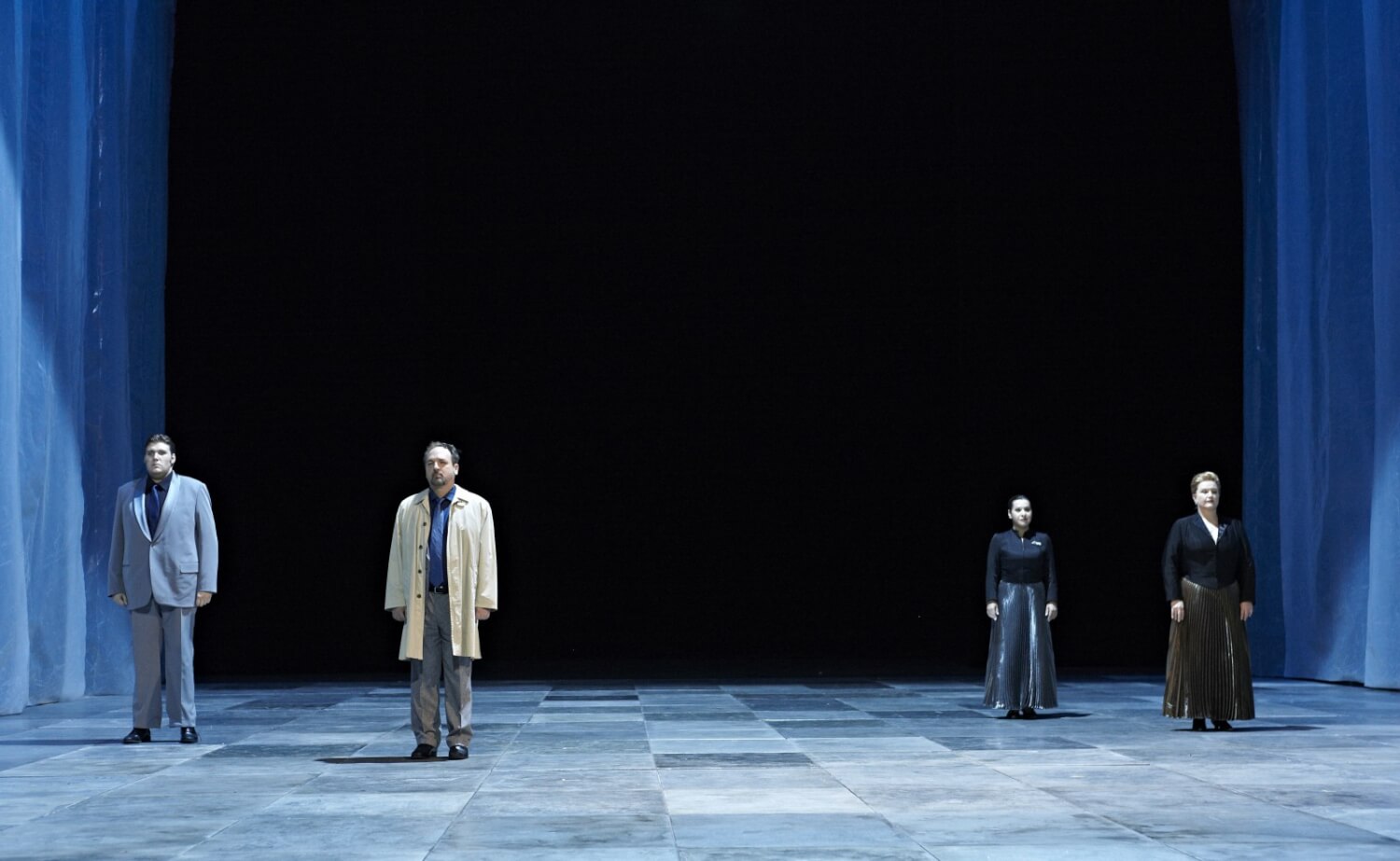 Mannschaftsaufstellung: Oleksandr Pushniak (Kurwenal), John Uhlenhopp (Tristan), Dagmar Pecková (Brangäne) und Silvana Dussmann (Isolde) zu Beginn des Spiels.