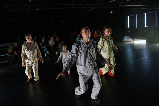 Ensembleszene aus der Uraufführung "Utopie - eine Recherche über die Zukunft"