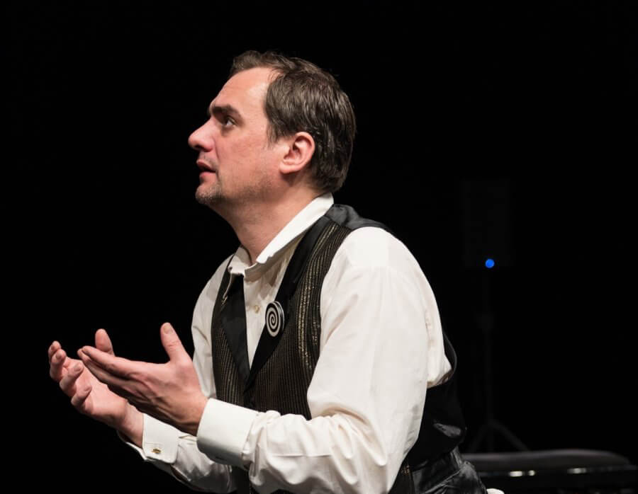 Sebastian Reiß als Hypnotiseur in Tim Crouchs "An Oak Tree (Die Eiche)"