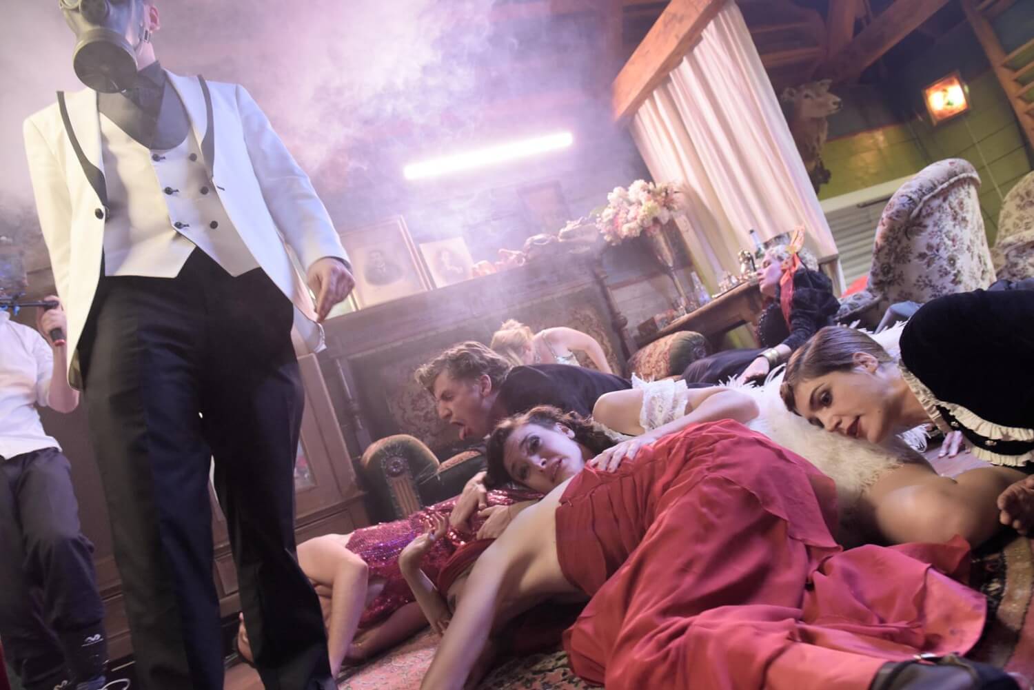 Hier am Boden, sonst groß aufspielend: das Ensemble in "Ein grüner Junge"