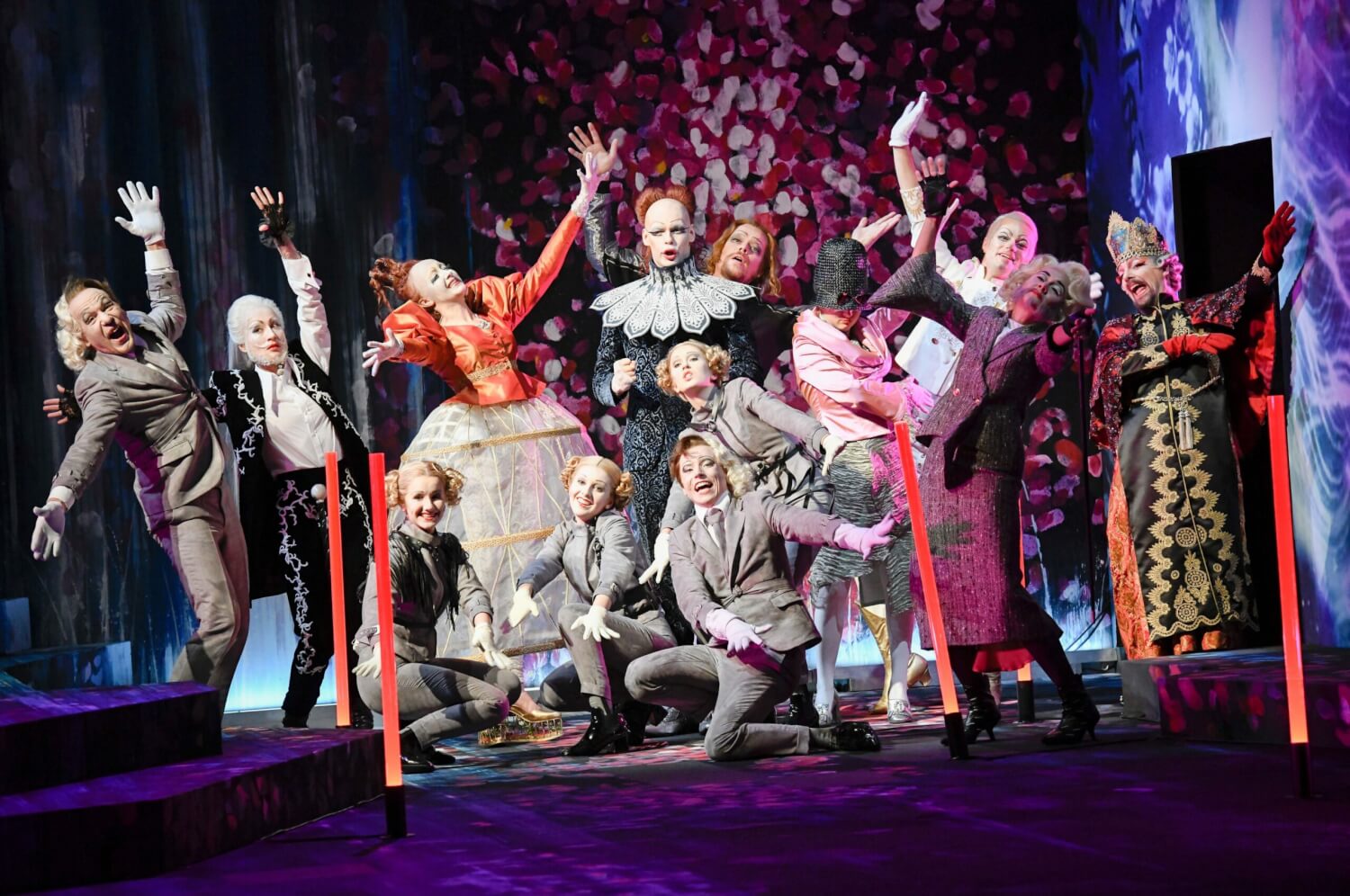 Das spielfreudige Kasseler Ensemble in "Operette"