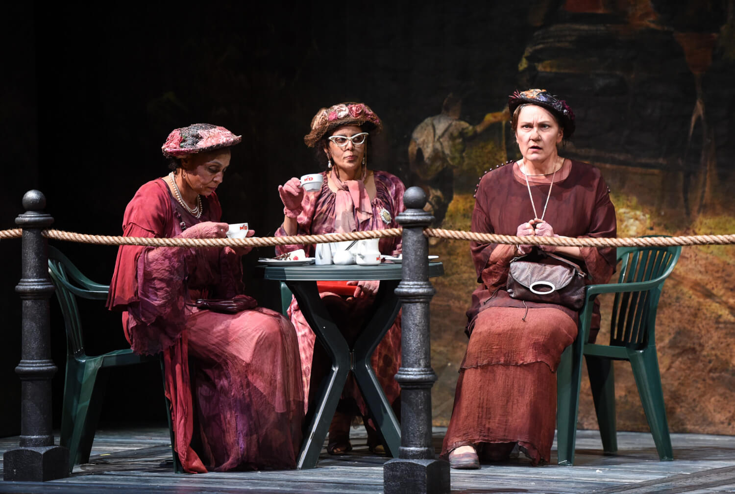 Kaffee trinkende Nornen (v. l. Morenike Fadayomi, Sarah Ferede, Susan Maclean) in Dietrich W. Hilsdorfs Inszenierung der „Götterdämmerung“ an der Deutschen Oper am Rhein