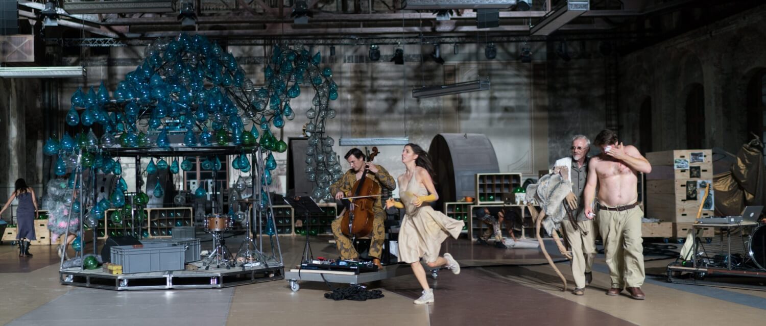 Eine Installation aus 800 tränenförmigen Glasobjekten - und verwirrende Gleichzeitigkeit (Ensemble).