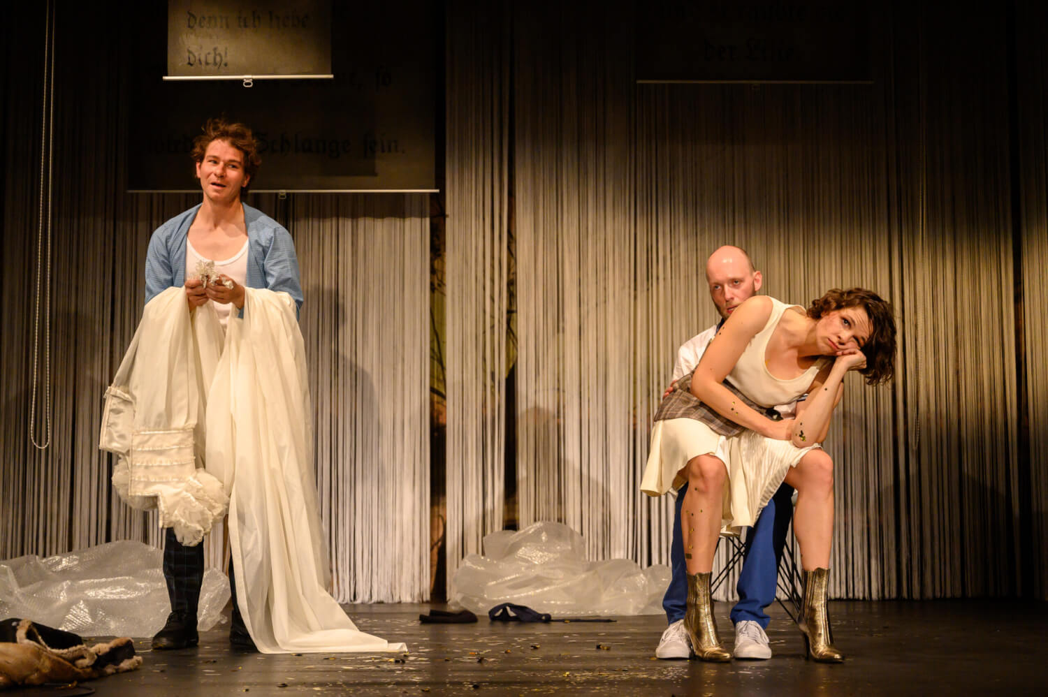 "Der goldne Topf" in Esslingen: Timo Beyerling (Heerbrand), Daniel Großkämper (Paulmann) und Alessandra Bosch (Veronika).