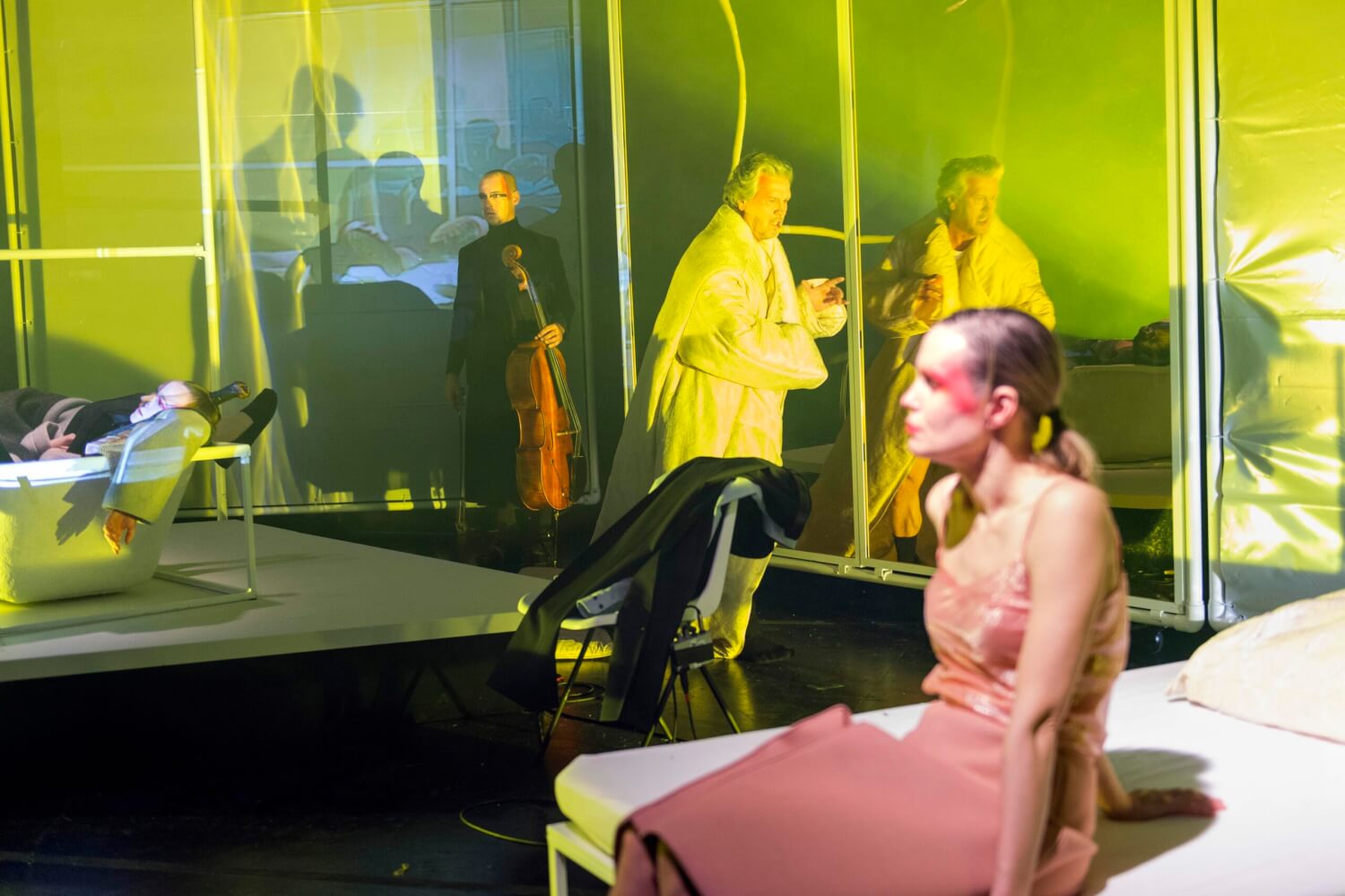 Ein Stück über den Zusammenbruch: hier Tilman Kanitz (Musiker), Klaus Zmorek (Politiker) und Lydia Stäubli (Unternehmerin).