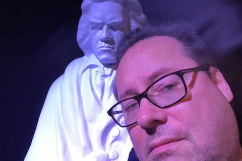 Autor mit Statue im Kölner Staatenhaus