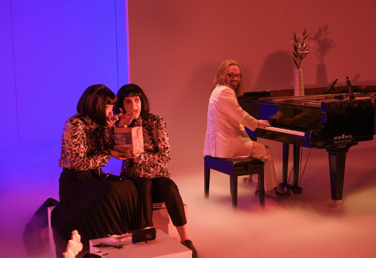 Yuka Yanagihara, Julia Berke und Michael Wilhelmi spüren der möglichen Identität von Medeas Tochter nach