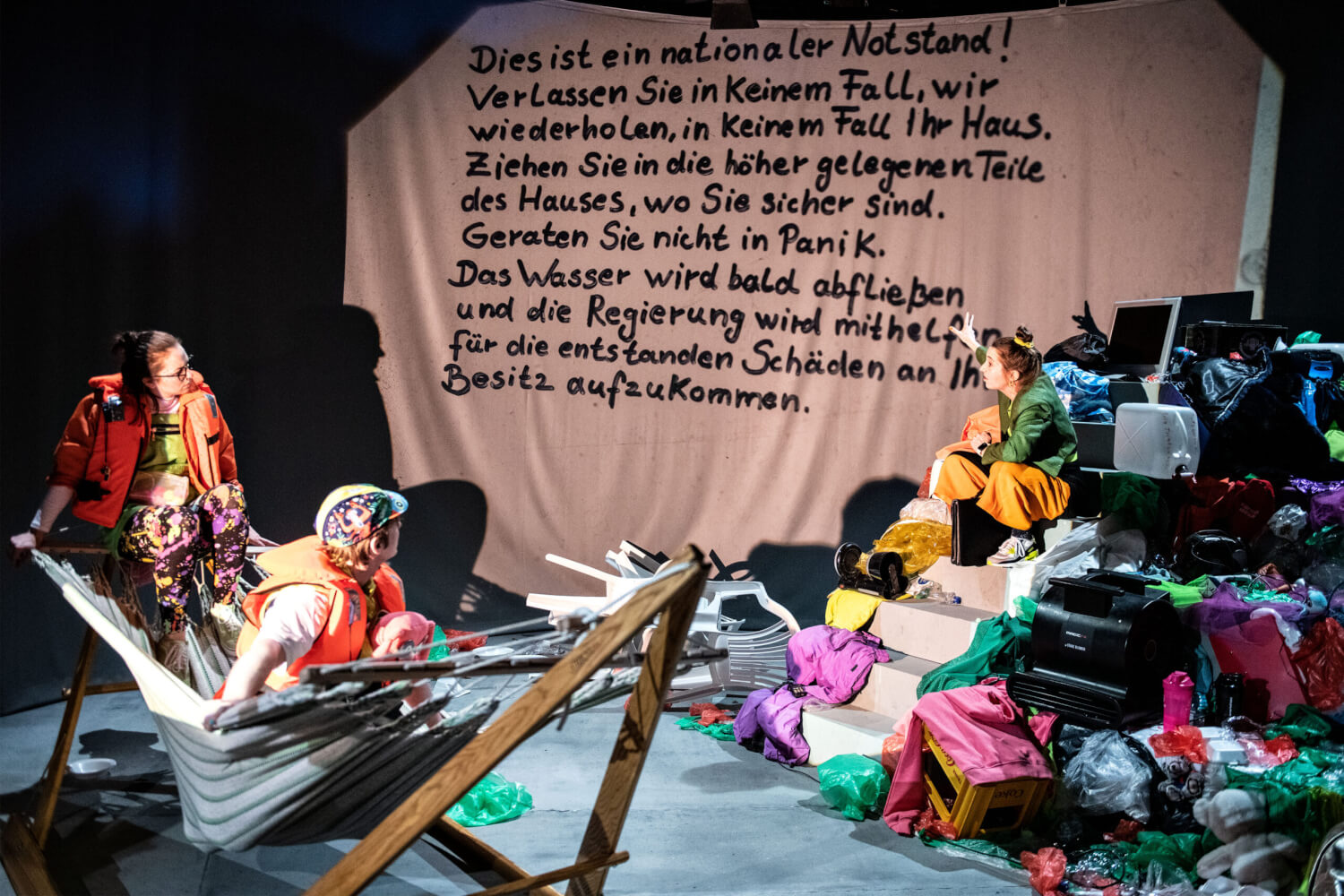 „Die Flut”: Szene mit Magdalena Wabitsch, Marco Sykora und Johanna Dähler 