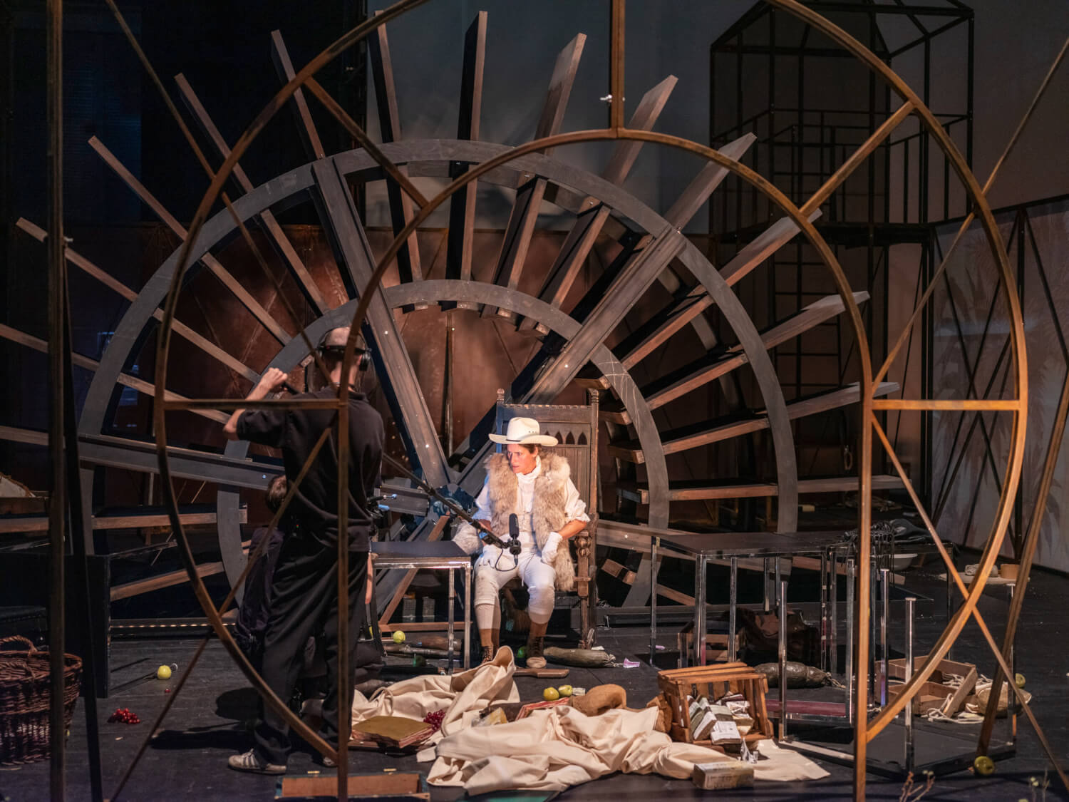 Schauspielerin Johanna Bantzer gibt den Ausbeuter Sutter