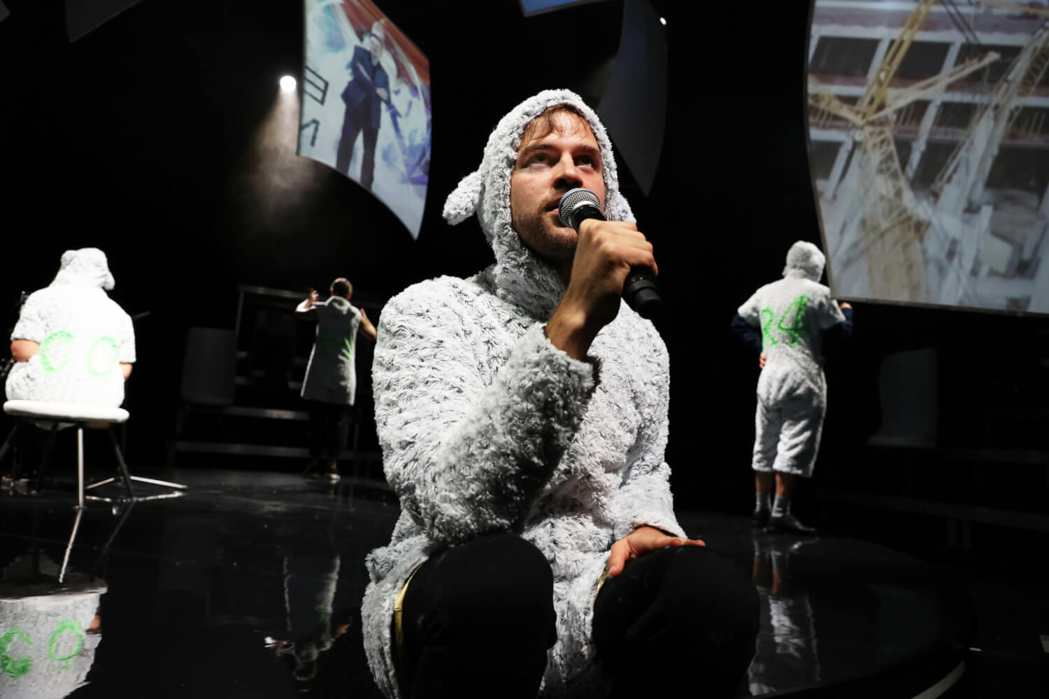 Vermeintlich im Dienst der Verschwörung: Fabian Eyer und Moks-Ensemble