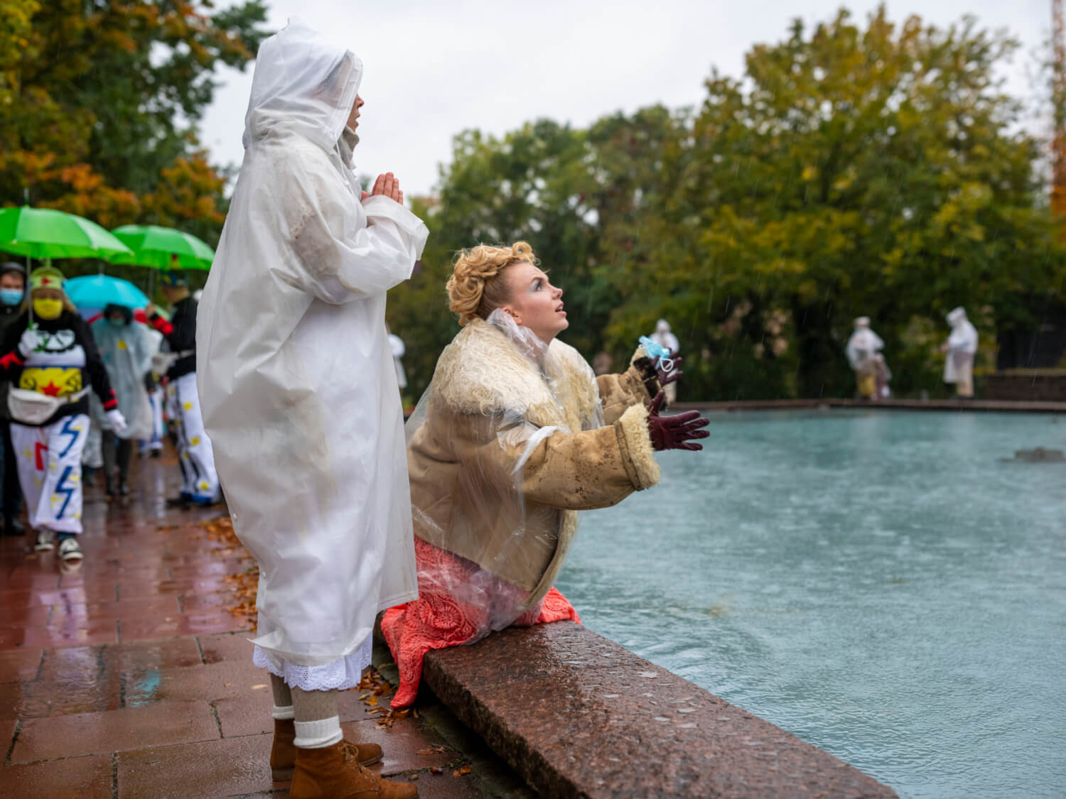 "Kitesh" beginnt im Freien - bei jedem Wetter, auf dem Bild: Statisterie, "Chorespondenten" und Maria Buzhor.