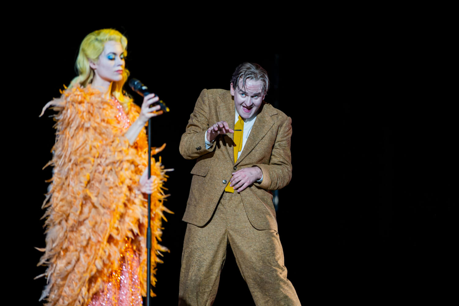 "Mr. Emmet Takes a Walk", hier mit Michael Borth und Samantha Gaul.