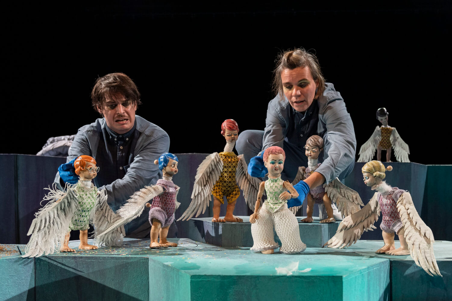 Arne van Dorsten und Claudia Acker mit ihrem Puppenensemble in "Die wilden Schwäne"