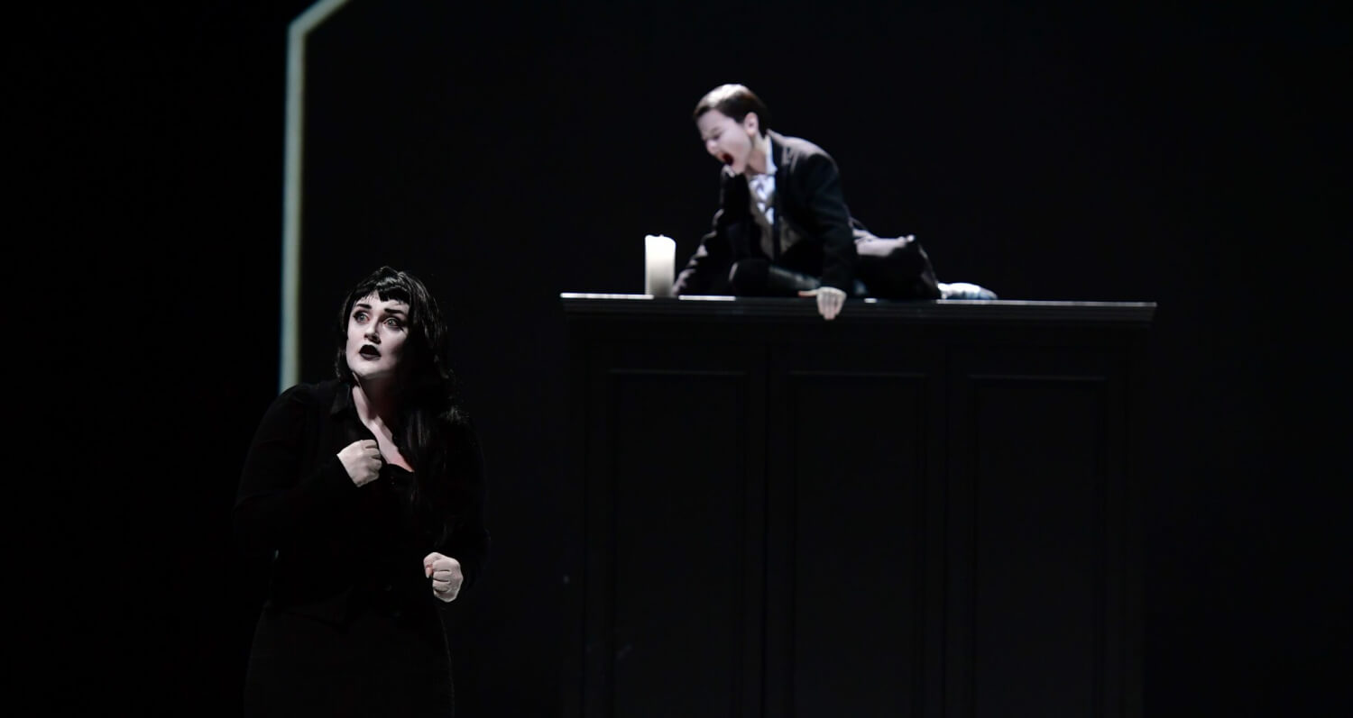 Sarah Brady (Governess) und Jakob Geppert (Miles)