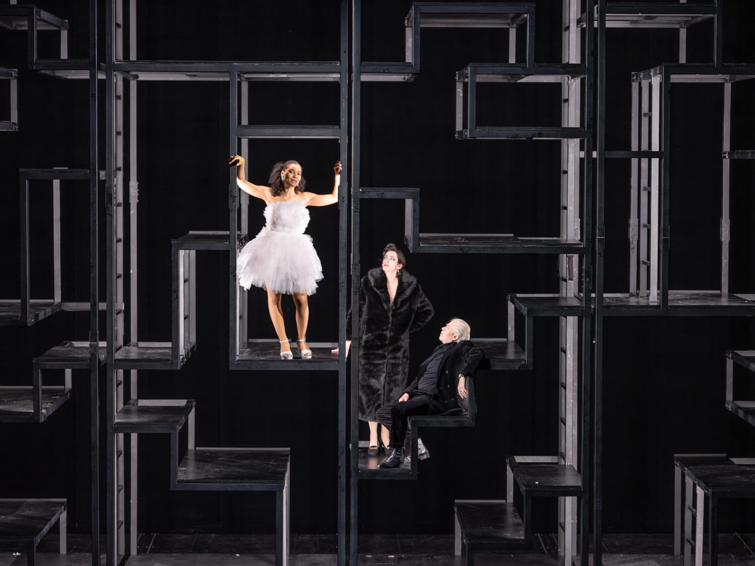 „Die Dreigroschenoper“ am BE, hier: Cynthias Micas, Constanze Becker und Tilo Nest.