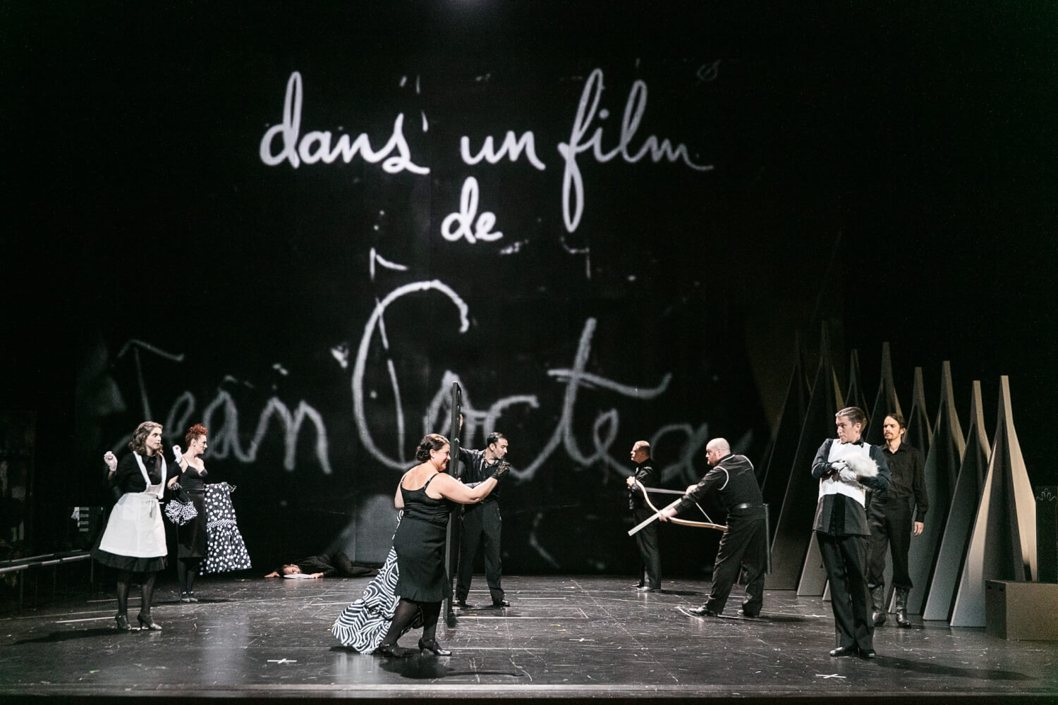 Anfangstableau mit Fanny Lustaud als Belle (l.) und Rafael Bruck, noch ohne Biest-Kostüm (r.)