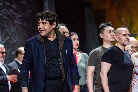 Regisseur Andrey Maslakov bei Proben mit Choristen aus Coburg und Meiningen ©Christina Iberl