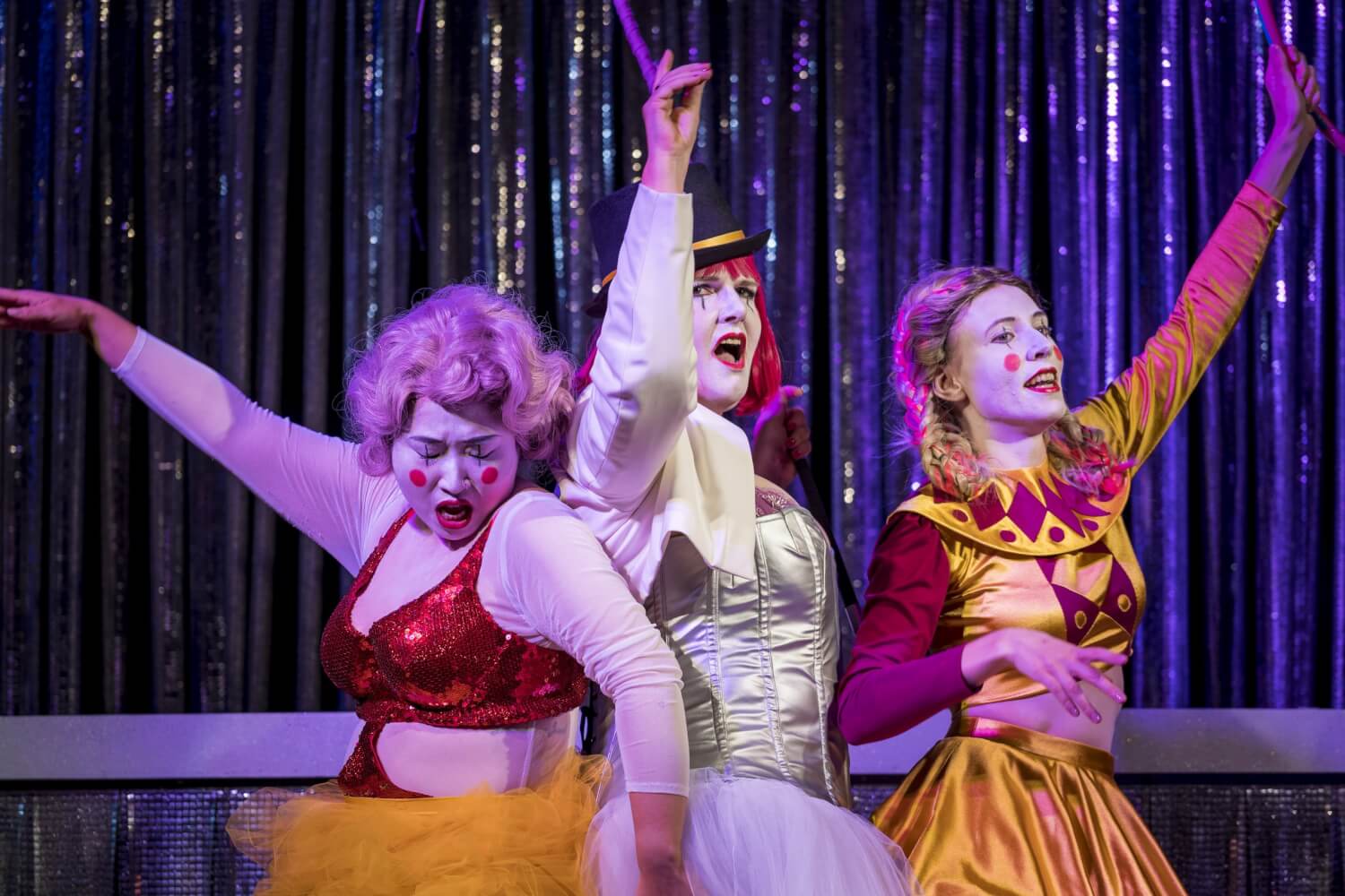 Heain Youn (Mrs. Page), Bettina Grothkopf (Mrs. Ford) und Maria Rüssel in "Falstaff" am Theater in Annaberg-Buchholz