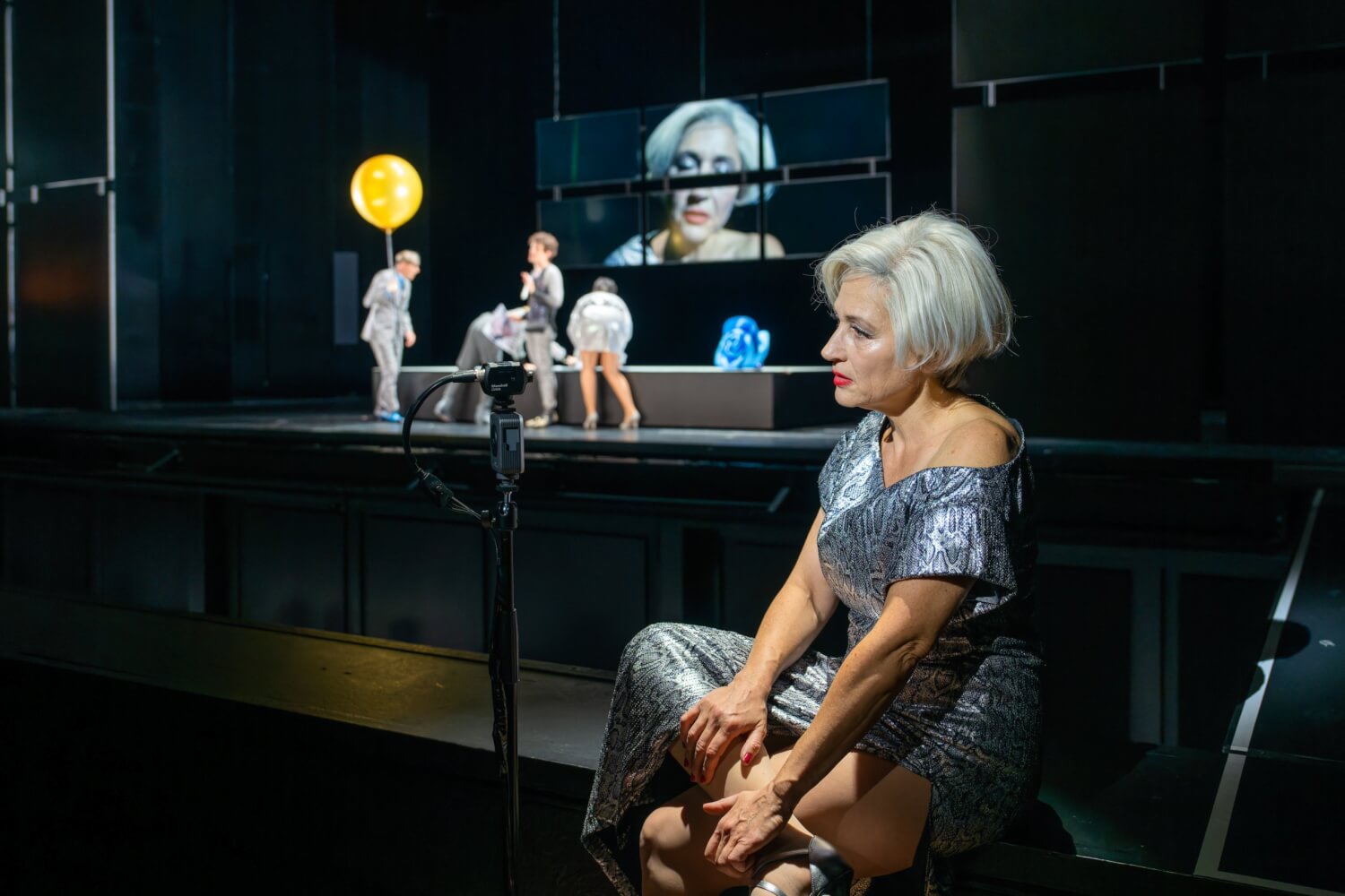 Ensembleszene mit Delia Mayer im Vordergrund