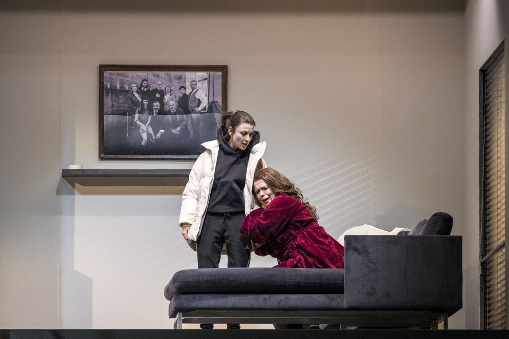 Marie Hänsel (Ännchen) und Magdalena Hinterdobler (Agathe) 