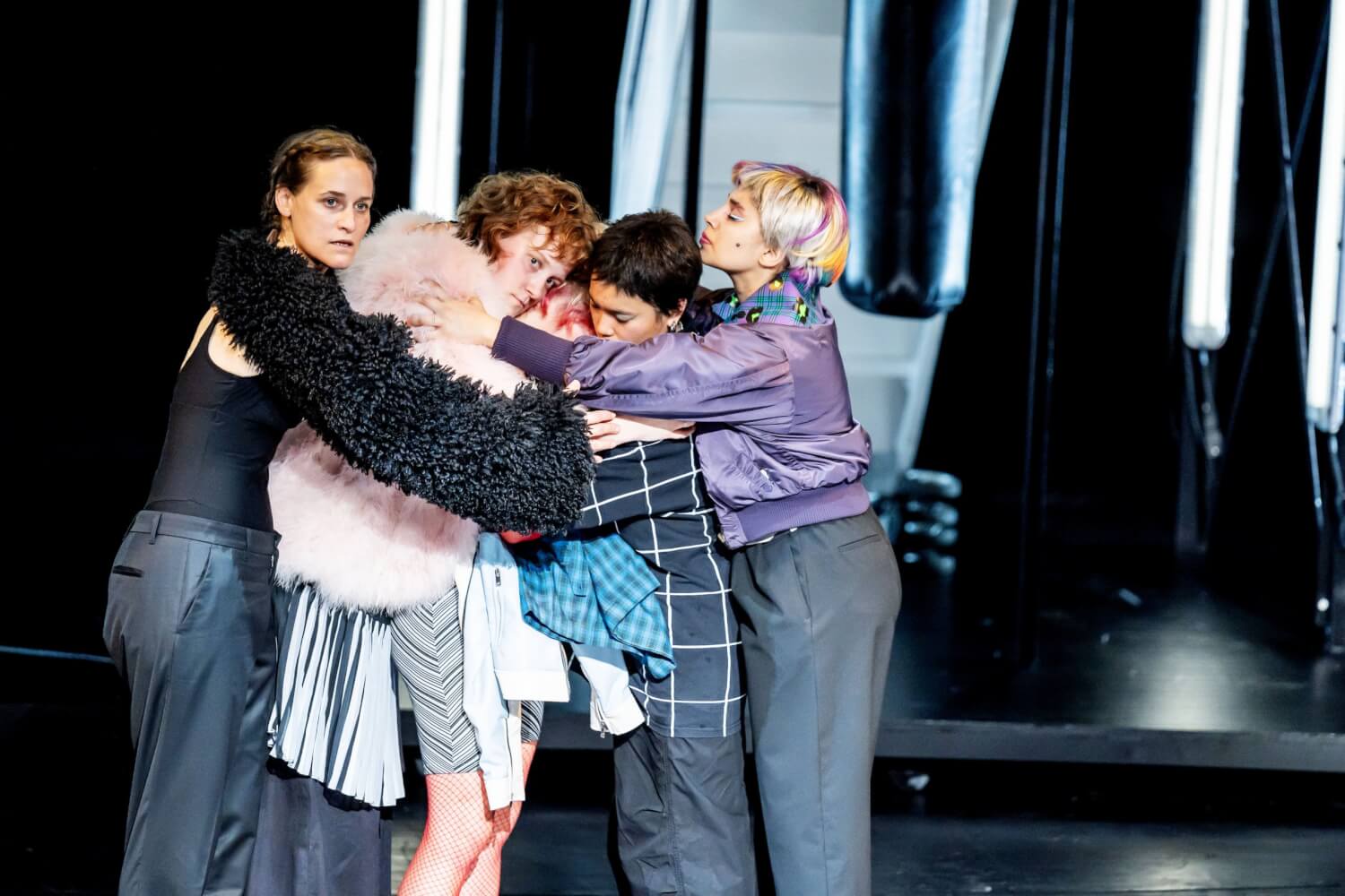 Johanna Bantzer (Helene), Nellie Fischer-Benson (Lola), Sophie Casna (Femme), Hanh Mai Thi Tran (Sunny), Yasmin Mowafek (Alva)