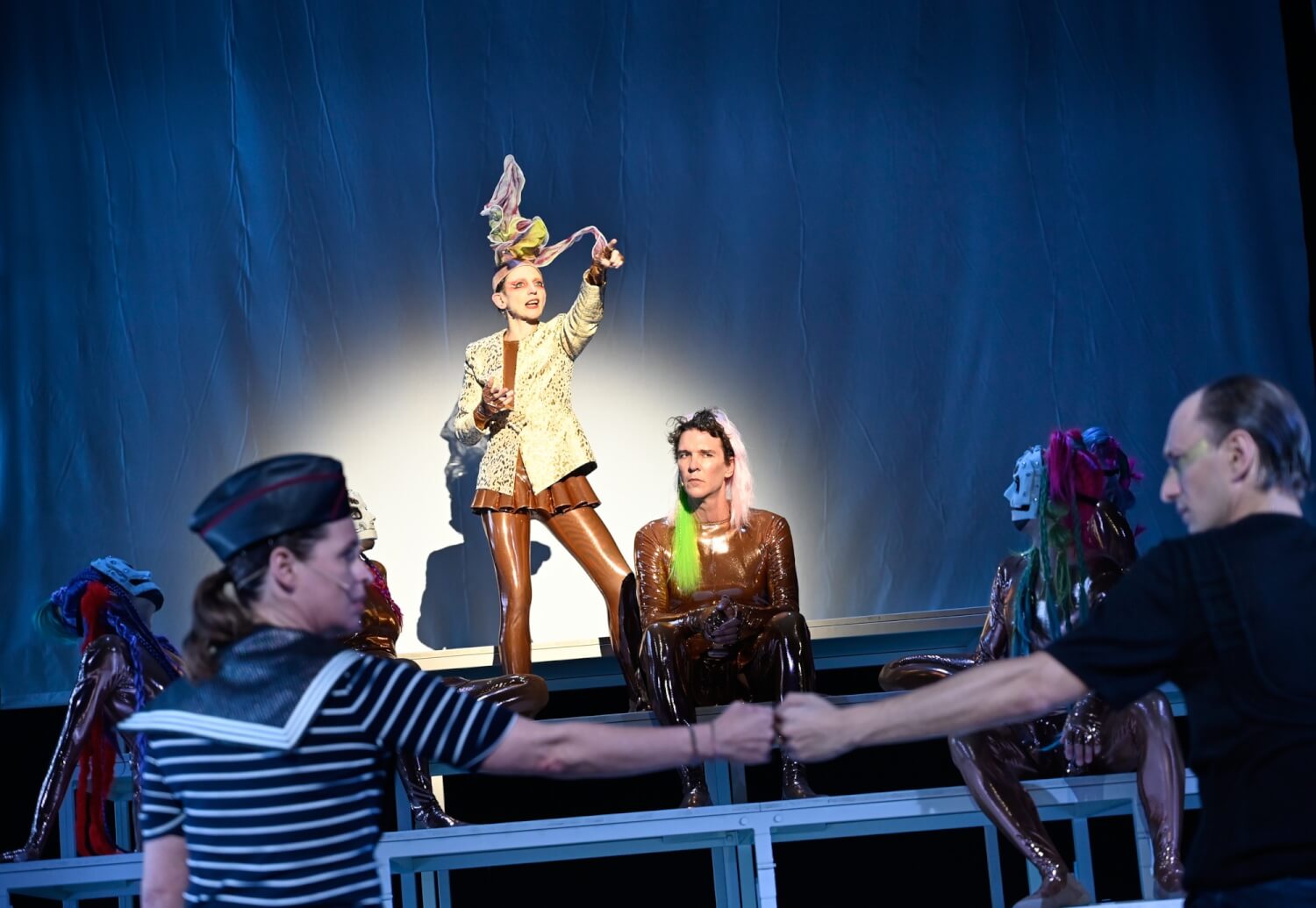 Die Maklerin (Katharina Schmalenberg, Mitte) im Zentrum von „Eigentum“