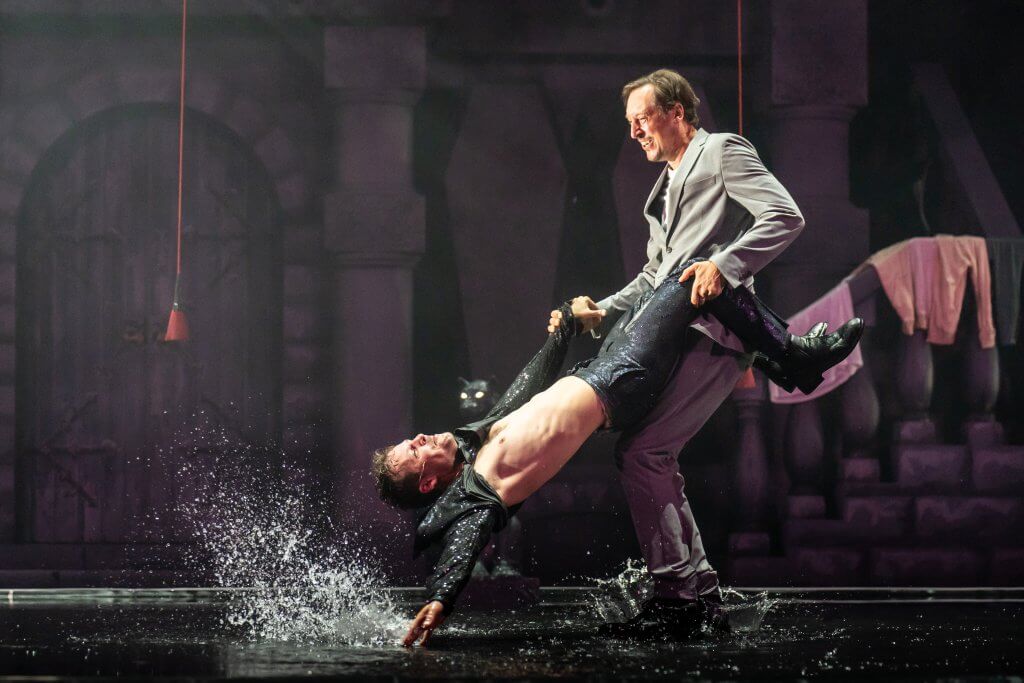 Männerfreundschaft im Regentanz: Nils Kahnwald (hängend) und Hans Löw als "Freund"