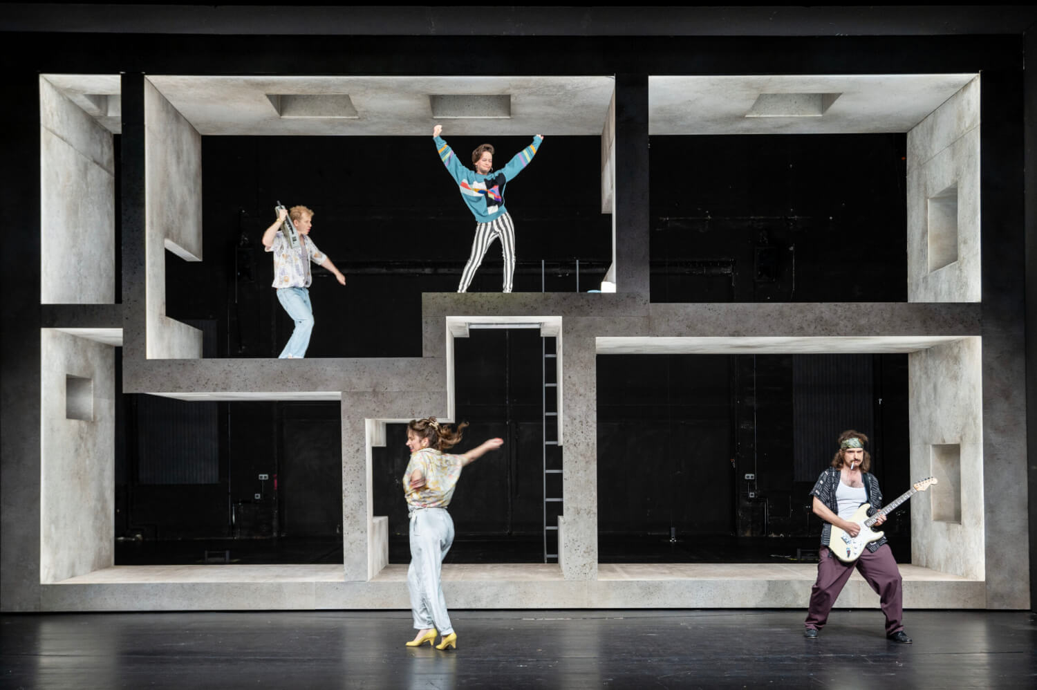 Ensemblebild von „Die Brücke von Mostar” am Theater Oberhausen