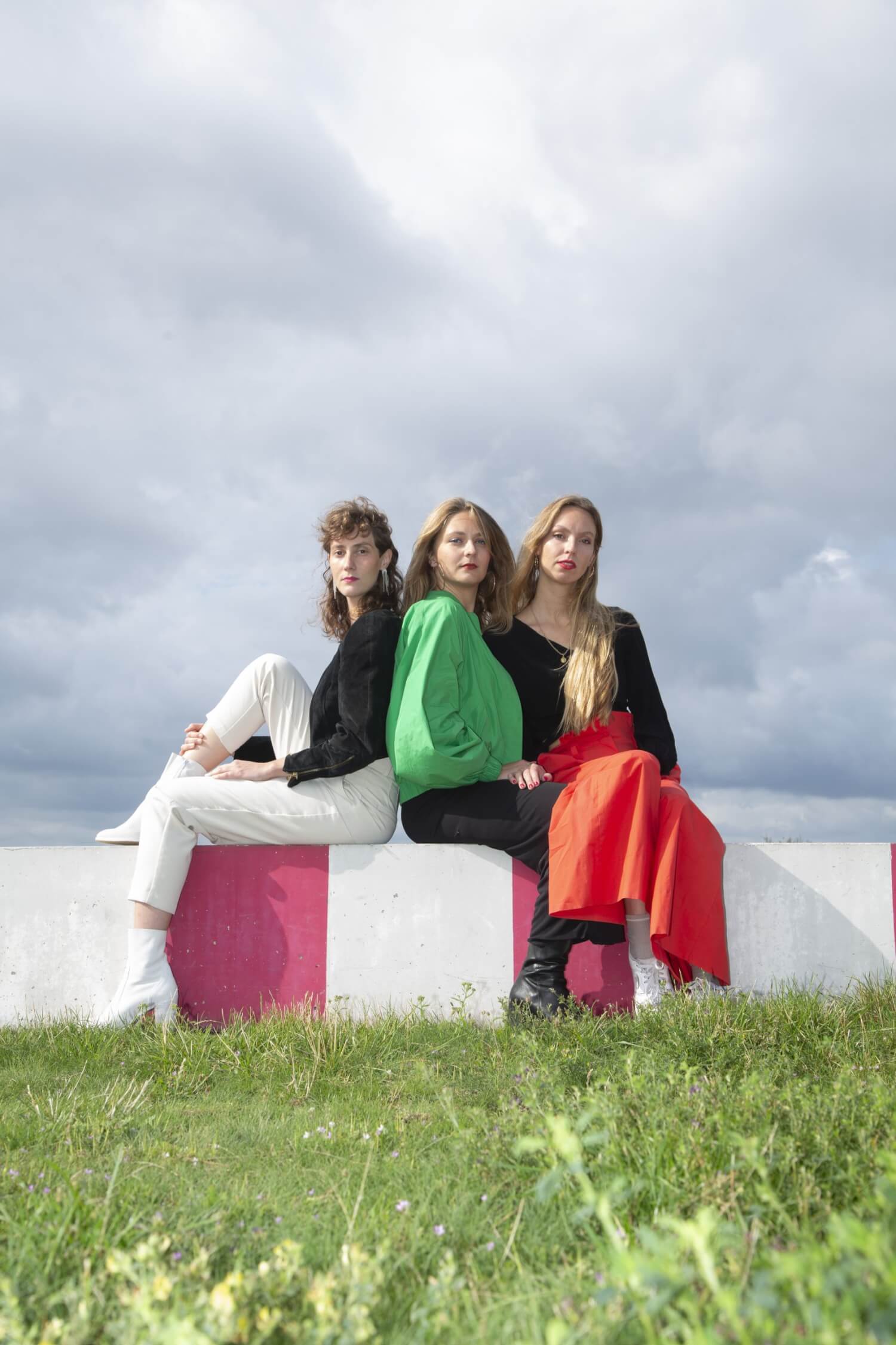 Glossy Pain beim Covershooting auf dem Tempelhofes Feld: Angelika Schmidt (weiße Hose), Katharina Stoll (grüne Jacke), Riad Knight (rote Hose)
