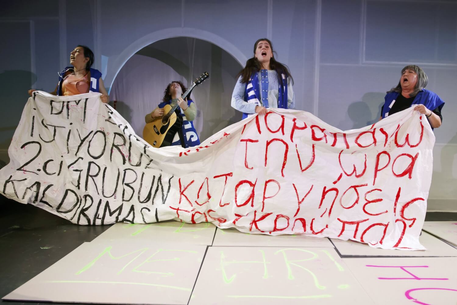 Szenenbild mit vier Frauen