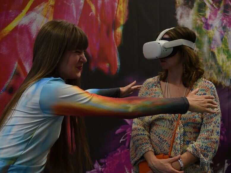 Laura Waltz (links) mit einer Zuschauerin.