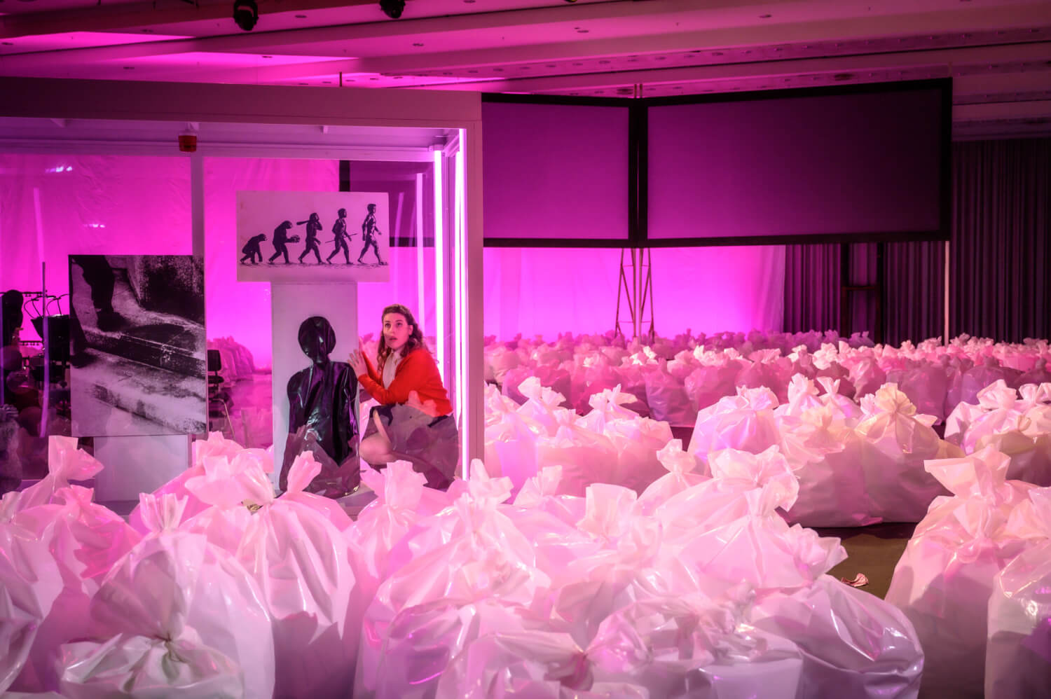 Kathrin Zukowski als E in "Ines" an der Oper Köln.